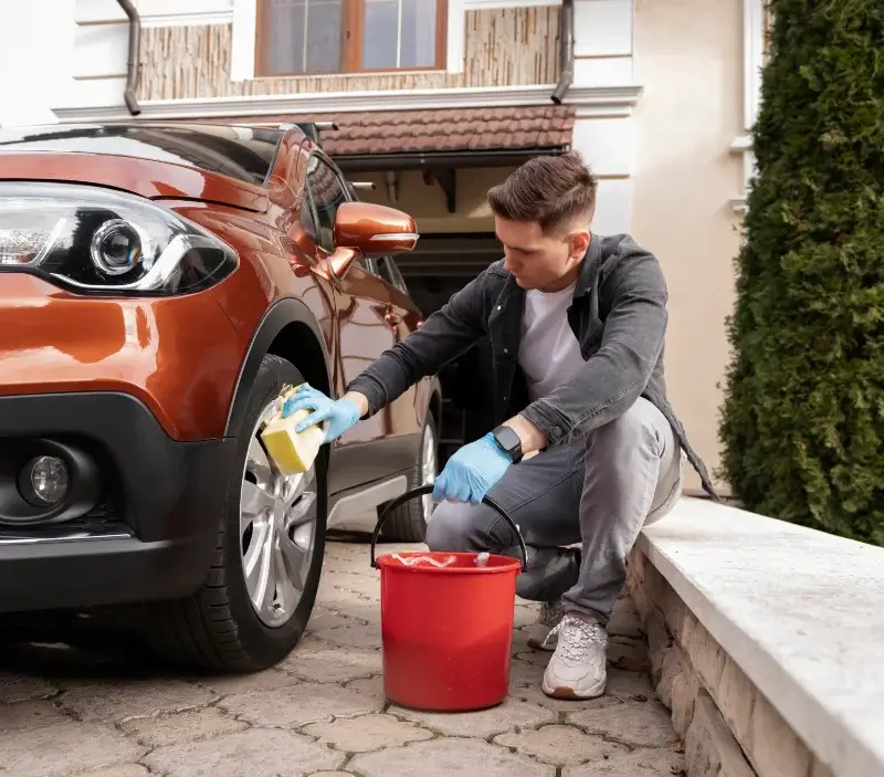 Lavage auto à domicile Saint-Arcons-de-Barges : professionnel intervenant sur un véhicule